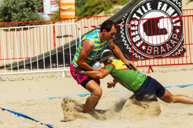 Odessa, Ukrayna - 27 Ağustos 2017: Uluslararası Rugby Festivali kum deniz Beach Zatoka Z-Oyunlar Spor ve müzik festivali sırasında üzerinde. Rugby oyuncuları erkekler ve kadınlar sahil kumu eylem içinde