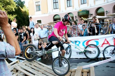 Odessa, Ukrayna - 28 Temmuz 2007: ahşap uçuş oyun alanında atlama Freestyle genç erkek. Akrobatik hileci üstünde bir bisiklet bisiklet deneme. BMX, Mtb