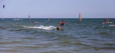 Odessa, Ukrayna - 26 Ağustos 2017: Kiteboarding. Dalgalar deniz doğa sporları Kitesurfing eğlence. Eğlence etkinlikleri, su sporları, eylem, Hobiler ve eğlenceli yaz aylarında. Kiteboarding spor