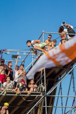Odessa, Ukrayna 25 Ağustos 2017: slackline, highline sıkı halat yürüyüş bir atlet. Walker Highline doğa sporları Festivali için rekabet içinde yer aldığı
