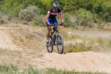 Odessa, Ukrayna - 2 Ağustos 2018: Sporcular spor bisiklet üzerinde dağlık arazide rekabet. Aile ile çocuk, sağlıklı yaşam biçimi, Cyclocross - eğlence spor spor doğada kapalı gün