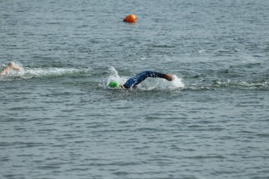 Odessa, Ukrayna - Eylül 2018: Odessa, Oceanman Biz Are açık su yüzme yarışmalar. Yüzücüler kıyıdan içine su ve büyük yüzme yarışında siyah açık su üzerinde çalıştırın. Spor yaşam tarzı