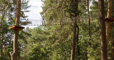 Çocuk Macera Parkı köprüler, halatlar ve merdiven uzun boylu çam ağaçları arasında ormanda yeni başlayanlar için tasarlanmış. Yüksek kablolu park tırmanma macera. Ormandaki yüksek halatlar tabii. Zipline etkinliği