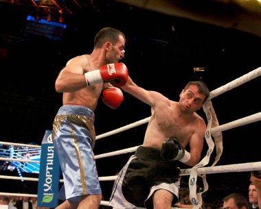 Odessa, Ukrayna - 31 Nisan 2014: boks ring agali alyshov - azerbadzhan ve nikolos berkatashvili - Gürcistan Professional sürümü k2, boks 31 Mayıs 2014 yılında odessa, Ukrayna.