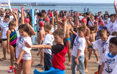 Odessa, Ukrayna - 08.09.2018: rekabet çocuklar için yüzme Oceanman biz açık açık su. Shore yüzücüler çocuklar içine su ve büyük yüzme yarışında açık deniz suya. Spor yaşam tarzı