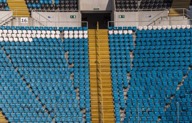 Plastik çok renkli koltuklar futbol stadyumu amfitiyatro seyirci için. Stadyumda boş sandalye kavramsal arka plan