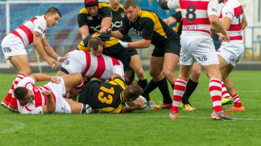 Odessa, Ukrayna - Okt 20, 2017: Odessa - Harkov Rugby Şampiyonası Milli takım. Rugby topu için oyuncuların yoğun mücadele. Yeşil alan stadyum üzerinde dinamik oyun