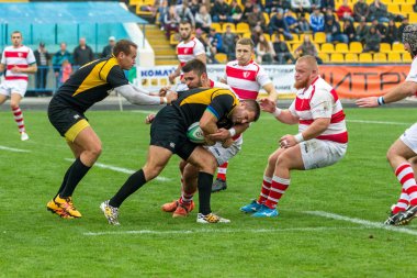 Odessa, Ukrayna - Okt 20, 2017: Odessa - Harkov Rugby Şampiyonası Milli takım. Rugby topu için oyuncuların yoğun mücadele. Yeşil alan stadyum üzerinde dinamik oyun