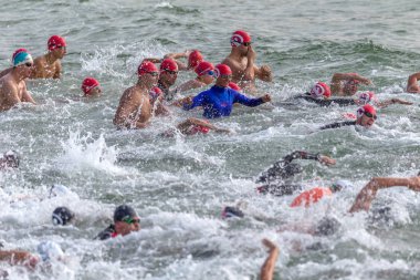 Odessa, Ukrayna - 19 Ağustos 2018: geleneksel spor yarışları milletin. Hayatta kalmak, açık denizde su, yüzme maratonu için engeller ile Ukrayna yarış aşırı tehlikeli bir yolda sınar.