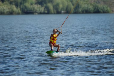 Kiteboarding. Uyku modundan çıkarma Park. Kaymak, slayt üzerinde su gemide çocuklar öğrenmek. Yaz sporları plaj. Doğa sporları Kitesurf, Wakeboarding