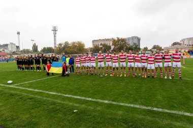Odessa, Ukrayna - Okt 20, 2017: Odessa - Harkov Rugby Şampiyonası Milli takım. Rugby topu için oyuncuların yoğun mücadele. Yeşil alan stadyum üzerinde dinamik oyun