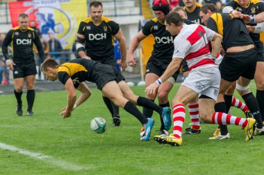 Odessa, Ukrayna - Okt 20, 2017: Odessa - Harkov Rugby Şampiyonası Milli takım. Rugby topu için oyuncuların yoğun mücadele. Yeşil alan stadyum üzerinde dinamik oyun