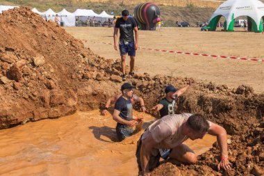 Odessa, Ukrayna-Ağustos 19, 2018: Geleneksel spor yarışları milletin. Deniz, tehlikeli engellerin üstesinden dağlık hayatta kalmak için Ukraynalı yarış yüzme ve aşırı mahkemelere tehlikeli yol