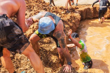 Odessa, Ukrayna-Ağustos 19, 2018: Geleneksel spor yarışları milletin. Deniz, tehlikeli engellerin üstesinden dağlık hayatta kalmak için Ukraynalı yarış yüzme ve aşırı mahkemelere tehlikeli yol