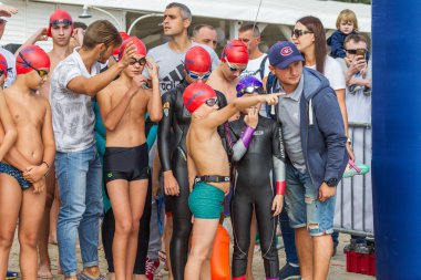 Odessa, Ukrayna - 08.09.2018: rekabet çocuklar için yüzme Oceanman biz açık açık su. Shore yüzücüler çocuklar içine su ve büyük yüzme yarışında açık deniz suya. Spor yaşam tarzı