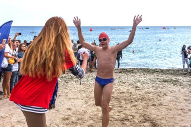 Odessa, Ukrayna - 08.09.2018: rekabet çocuklar için yüzme Oceanman biz açık açık su. Shore yüzücüler çocuklar içine su ve büyük yüzme yarışında açık deniz suya. Spor yaşam tarzı