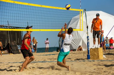 Odessa, Ukrayna - 26 Ağustos 2017: Ukrayna Beach Voleybol Şampiyonası Z-Oyunlar Festivali sırasında deniz plajında. Kadın ve erkek voleybol plaj kum üzerinde oynamak. Voleybol kum üzerinde. Plaj voleybolu