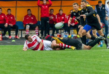 Odessa, Ukrayna - Okt 20, 2017: Odessa - Harkov Rugby Şampiyonası Milli takım. Rugby topu için oyuncuların yoğun mücadele. Yeşil alan stadyum üzerinde dinamik oyun