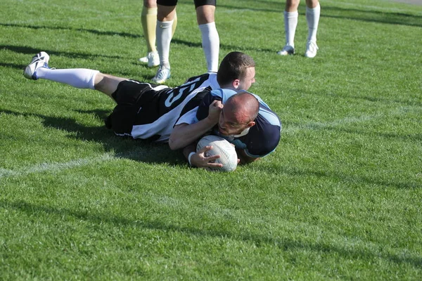 Odessa, Ukrayna - 22 Nisan 2018: Uluslararası maç Avrupa ragbi Şampiyonası Politechnik - Odessa ve Sporting - Aeim - Moldova. Erkekler maç sırasında mücadelenin bir gergin anı. Rugby oyunu, Erkek