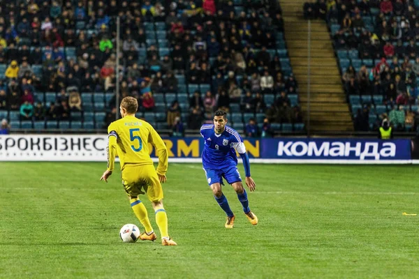 Odessa, Ukrayna -24 Mart 2016: Dostluk maçı (sarı) Ukrayna Millî Futbol takımı ve Kıbrıs (mavi) Milli takımı arasında. Yoğun maç oyun an.
