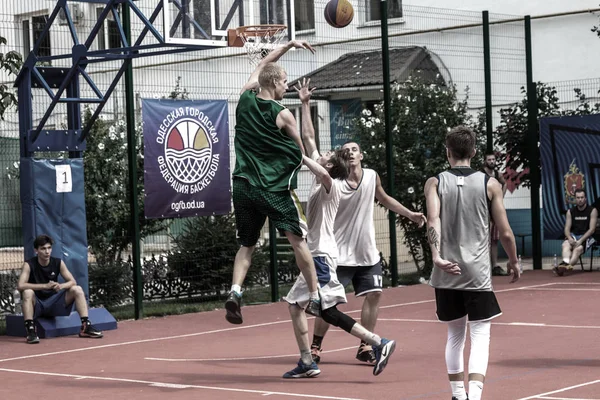Odessa Ukrajna 2018 Július Serdülők Játszani Kosárlabda Alatt Streetball Európa — Stock Fotó