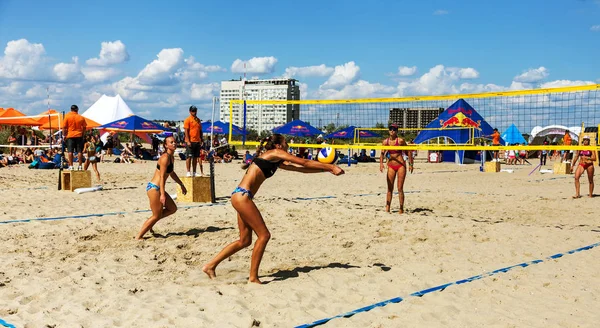 オデッサ ウクライナ 2017 ウクライナ ビーチ バレーボール選手権 ゲーム祭りの期間中の海のビーチで 男性と女性は ビーチの砂のバレーボールをプレイします 砂の上のバレーボール — ストック写真