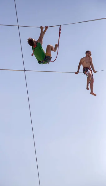 Odessa Ukraine August 2017 Athlete Walking Slackline Highline Tight Rope — Stock Photo, Image