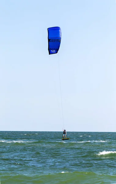 Odessa Ucrania Agosto 2017 Kiteboarding Entretenimiento Olas Marinas Deportes Extremos — Foto de Stock