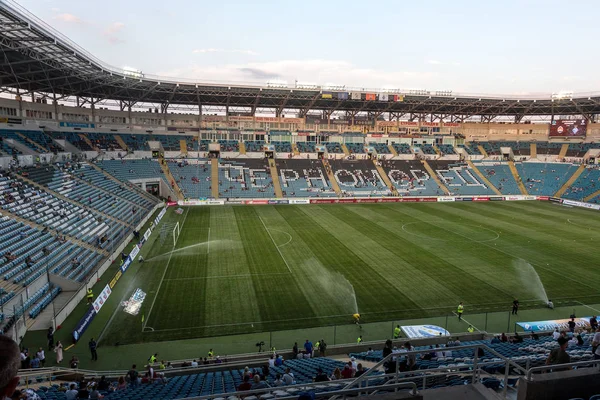 오데사 우크라이나 2018 스프링클러 필드입니다 축구에 신선한 경기장 우승의 시스템 — 스톡 사진