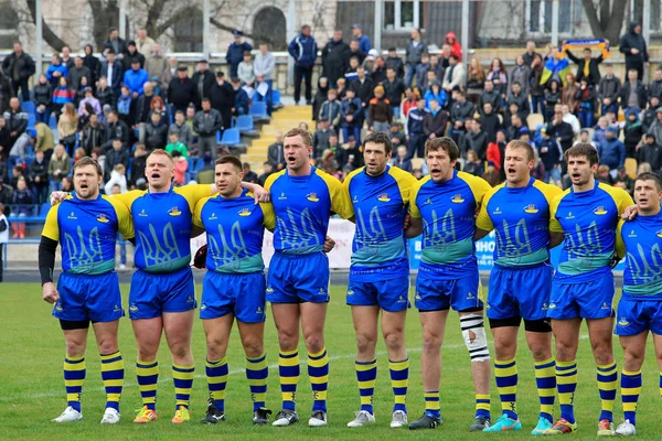 オデッサ ウクライナ 2013 国際ヨーロッパのコップ ラグビー モルドバ ウクライナのチーム プレーヤーはいがみ合う ボール所持で激しく戦います 試合の緊迫した戦い — ストック写真