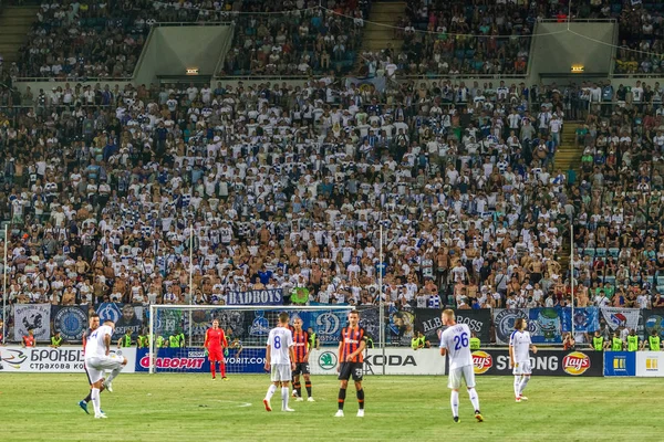 オデッサ ウクライナ 2018 サッカー スタジアムで観客の群衆 訪問者には スタジアムのスタンドが満ちています スタジアムでサッカーのファンです 立つ喜び ライトの火と手を振る旗のファン — ストック写真