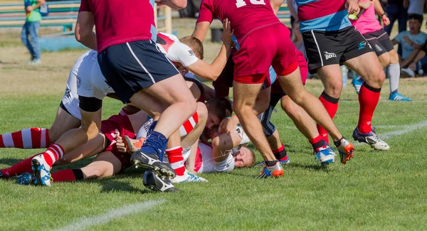 Odessa, Ukrayna - 10 Eylül 2017: Uluslararası rugby turnuva ekipleri Chisinau - Moldova ve Odessa - Ukrayna arasında. Sıkı rugby oyunu yeşil çim sahada parçası