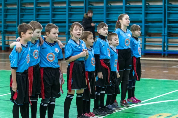 Odessa, Ukrayna - Hazi 24,2018: Küçük çocuklar kapalı salonunda şehir okulun derby Oyunlar sırasında rugby oynamak. Çocuk spor. Çocuk rugby 5 oyun. Çocuk zafer için mücadele. Sağlıklı yaşam tarzı