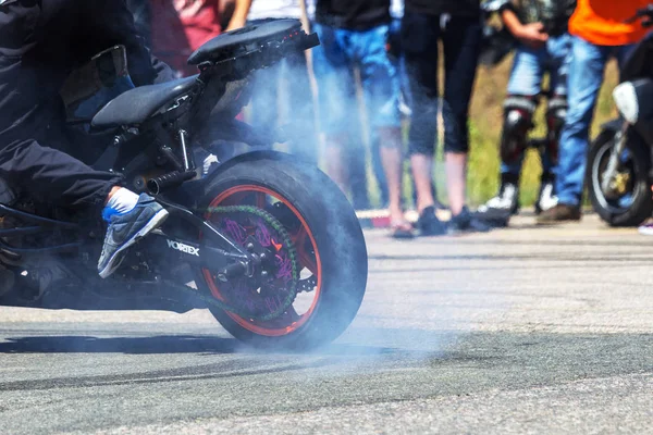 乌克兰奥德萨 2018年6月10日 极端的把戏 在摩托车上漂流 加热车轮产生的烟雾到位 在现场漂泊 在速度赛车的前面的极端车展 — 图库照片