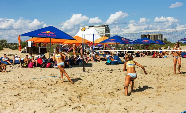 オデッサ ウクライナ 2017 ウクライナ ビーチ バレーボール選手権 ゲーム祭りの期間中の海のビーチで 男性と女性は ビーチの砂のバレーボールをプレイします 砂の上のバレーボール — ストック写真