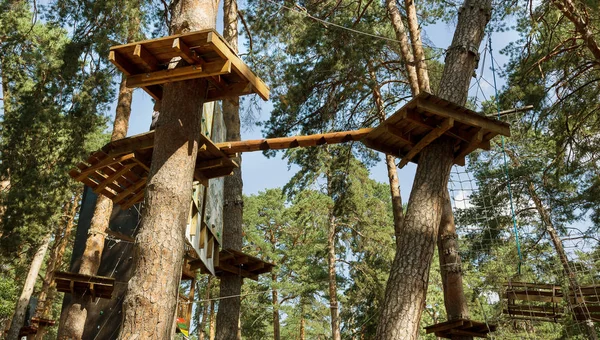 Çocuk Macera Parkı köprüler, halatlar ve merdiven uzun boylu çam ağaçları arasında ormanda yeni başlayanlar için tasarlanmış. Yüksek kablolu park tırmanma macera. Ormandaki yüksek halatlar tabii. Zipline etkinliği