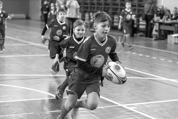 オデッサ ウクライナ Febr 2018 幼児クローズド ホールで市学校のダービー ゲーム中にラグビーをプレーします 子供のスポーツ お子様は ラグビー — ストック写真