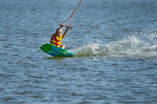 Kiteboarding Wake Park Los Niños Aprenden Patinar Deslizarse Sobre Agua —  Fotos de Stock