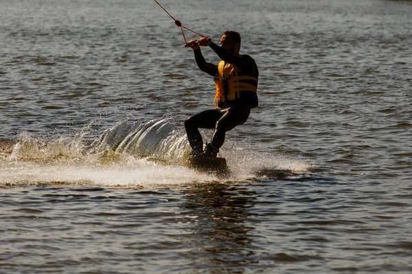 Wake Park Verano Playa Deportes Acuáticos Atleta Desliza Bordo Agua —  Fotos de Stock