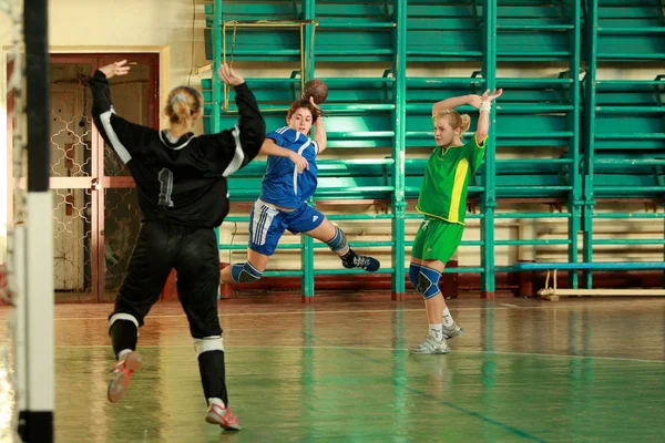 乌克兰奥德萨 2010年9月10日 地区德比女子国家队 Sabak 大学和 新喀里多尼亚奥德萨之间激烈的情感友好手球比赛 — 图库照片