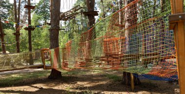 Çocuk Macera Parkı köprüler, halatlar ve merdiven uzun boylu çam ağaçları arasında ormanda yeni başlayanlar için tasarlanmış. Yüksek kablolu park tırmanma macera. Ormandaki yüksek halatlar tabii. Zipline etkinliği