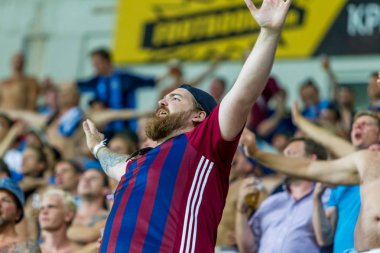 Odessa, Ukrayna - 3 Ağustos 2018: duygusal futbol taraftarları destek ekibi stadyumunda futbol kulübü Djurgardens Eğer İsveç oyun Uefa Avrupa Ligi oyun sırasında. Kalabalık futbol taraftarları Stadyumu futbol