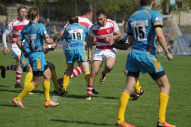 Odessa, Ukrayna - 21 Nisan 2018: Uluslararası ragbi eş Credo - Odessa ve beyaz kurt - Moldova. Erkekler maç sırasında mücadelenin bir gergin anı. Rugby oyunu, Erkek