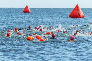 Odessa, Ukrayna - 8.09.2018: rekabet çocuklar için yüzme Oceanman biz açık açık su. Shore yüzücüler çocuklar içine su ve büyük yüzme yarışında açık deniz suya. Spor yaşam tarzı