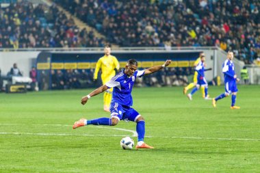 Odessa, Ukrayna -24 Mart 2016: Dostluk maçı (sarı) Ukrayna Millî Futbol takımı ve Kıbrıs (mavi) Milli takımı arasında. Yoğun maç oyun an.