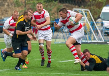 Odessa, Ukrayna - Okt 20, 2017: Odessa - Harkov Rugby Şampiyonası Milli takım. Rugby topu için oyuncuların yoğun mücadele. Yeşil alan stadyum üzerinde dinamik oyun