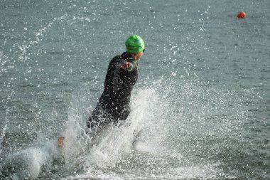 Odessa, Ukrayna - Eylül 2018: Odessa, Oceanman Biz Are açık su yüzme yarışmalar. Yüzücüler kıyıdan içine su ve büyük yüzme yarışında siyah açık su üzerinde çalıştırın. Spor yaşam tarzı