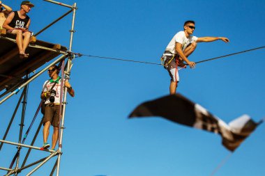 Odessa, Ukrayna 25 Ağustos 2017: slackline, highline sıkı halat yürüyüş bir atlet. Walker Highline doğa sporları Festivali için rekabet içinde yer aldığı
