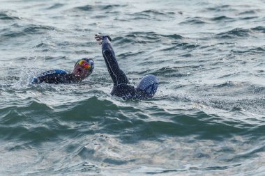 Odessa, Ukrayna - 08/19/2018: spor yüzme açık denizde su, açık denizde yüzme maratonu yarışmaları. Açık su yüzme deniz hayatta kalma yarışı
