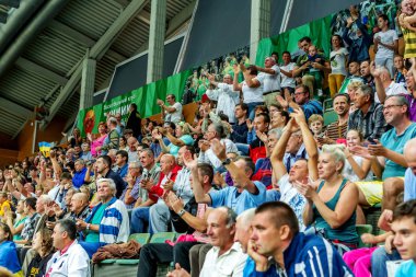 Odessa, Ukrayna - 16 Eylül 2016: Seyirci Bayanlar Voleybol Avrupa Şampiyonası sırasında tribünlerde. Oyun oyun favori kadın takımın başına taraftarların duygusal deneyimler